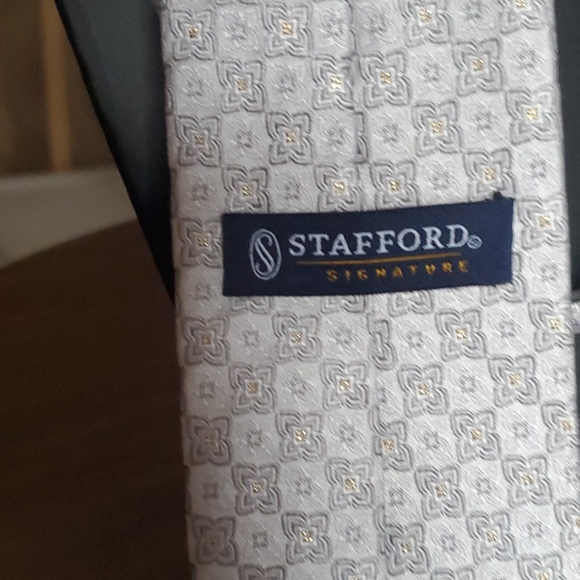 RELISTED Stafford signature silver silk blend tie - Picture 3 of 4
